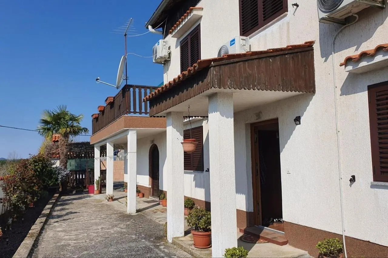 Apartment Mirella For 6 Persons Located In Central Istria Gradinje